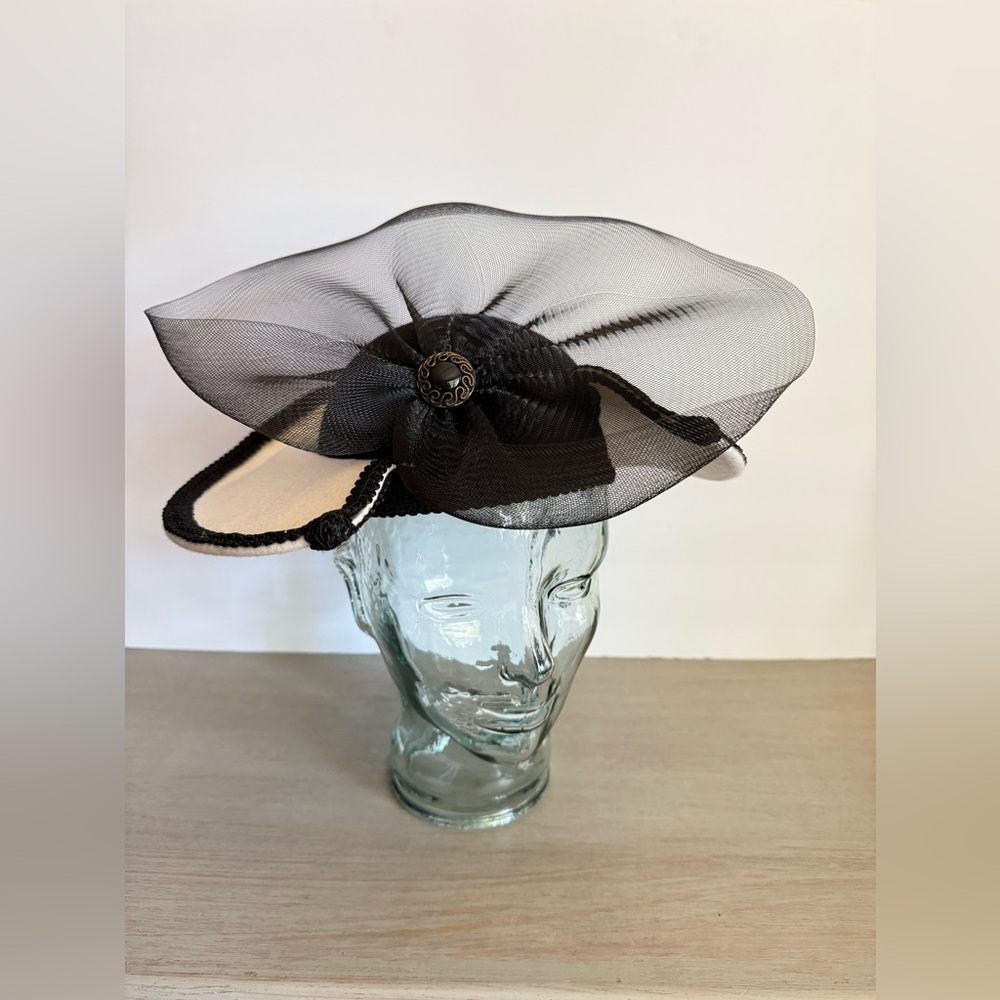 VTG 1950s Black‎ White Wool Felt Fascinator Sculptural Cocktail Hat Derby Church
